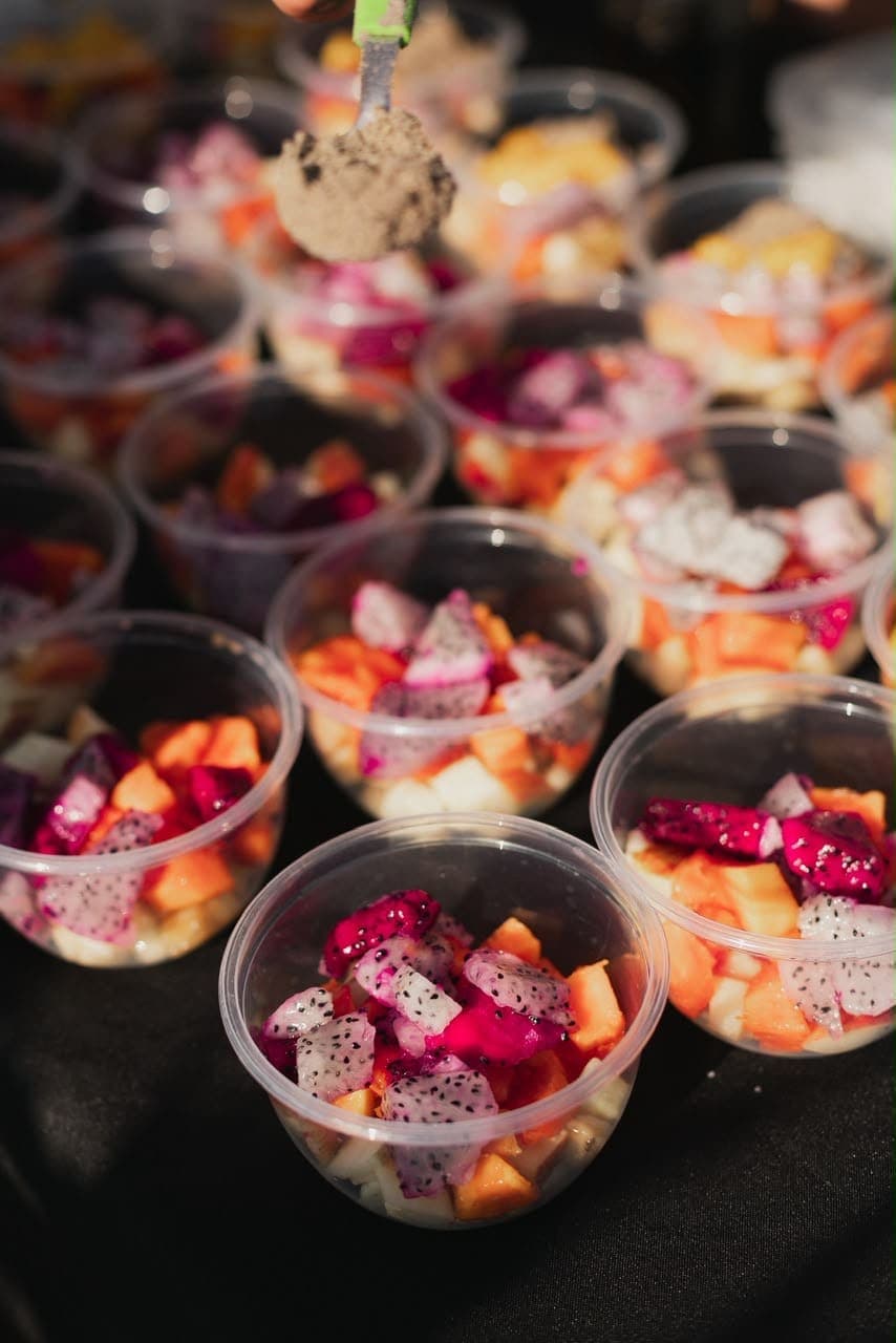 Copos de frutas frescas no café da manhã