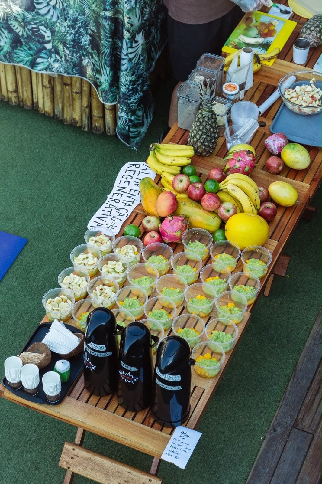Mesa de café da manhã saudável com frutas