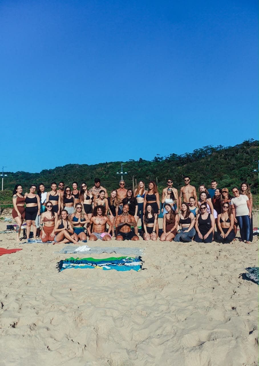 Turma reunida na praia depois da prática