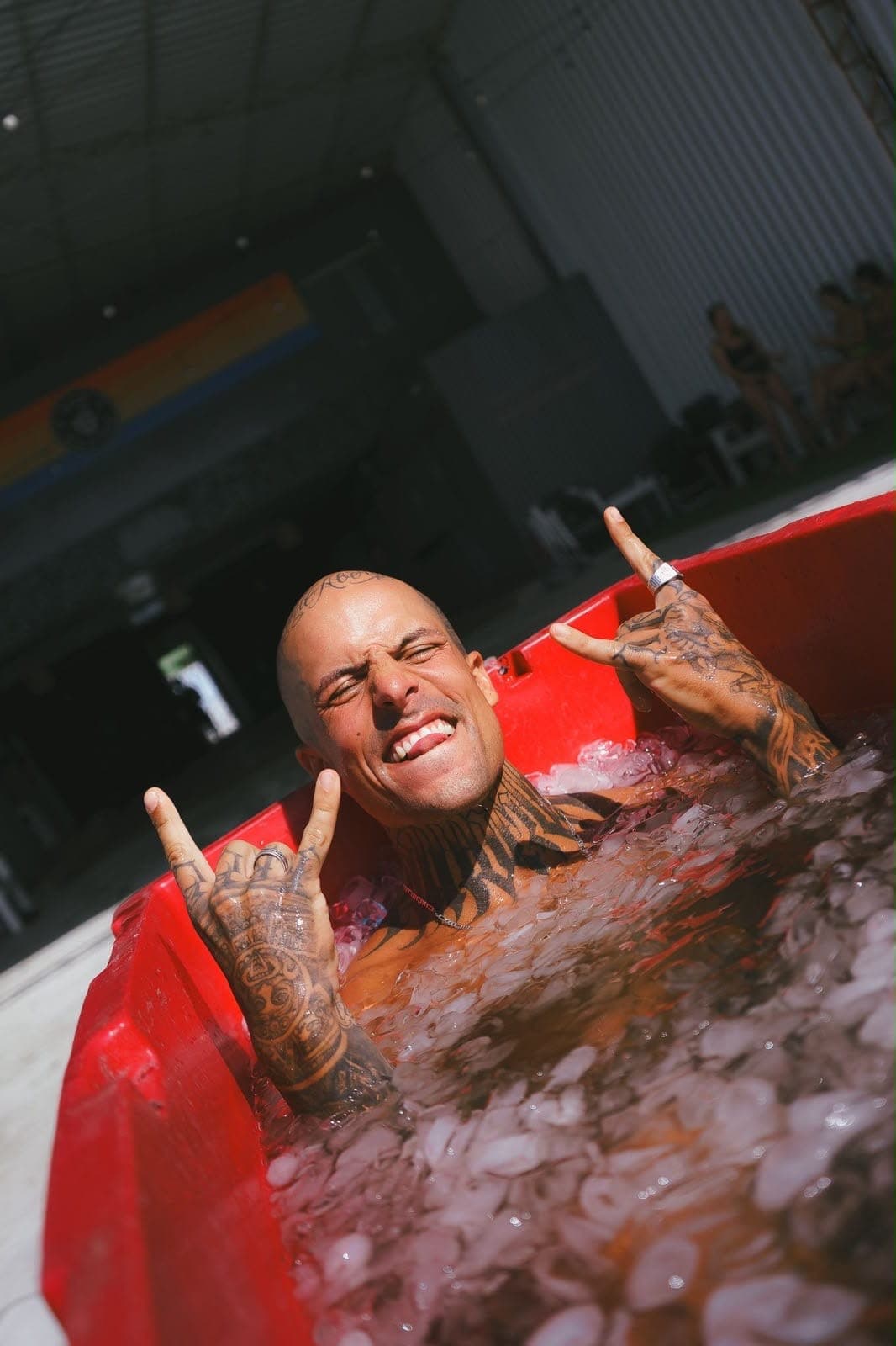 Murilo comemorando dentro da banheira de gelo