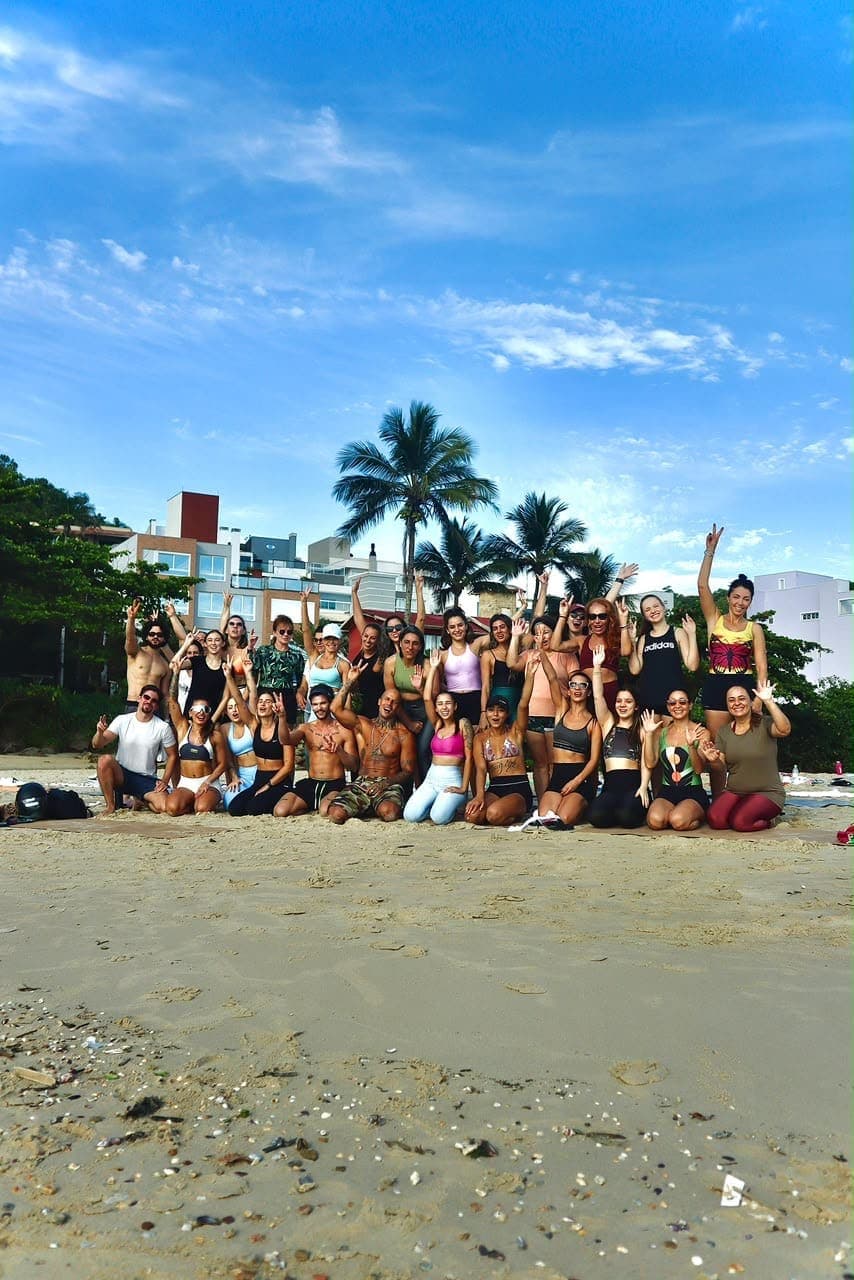 Grupo na areia entre palmeiras