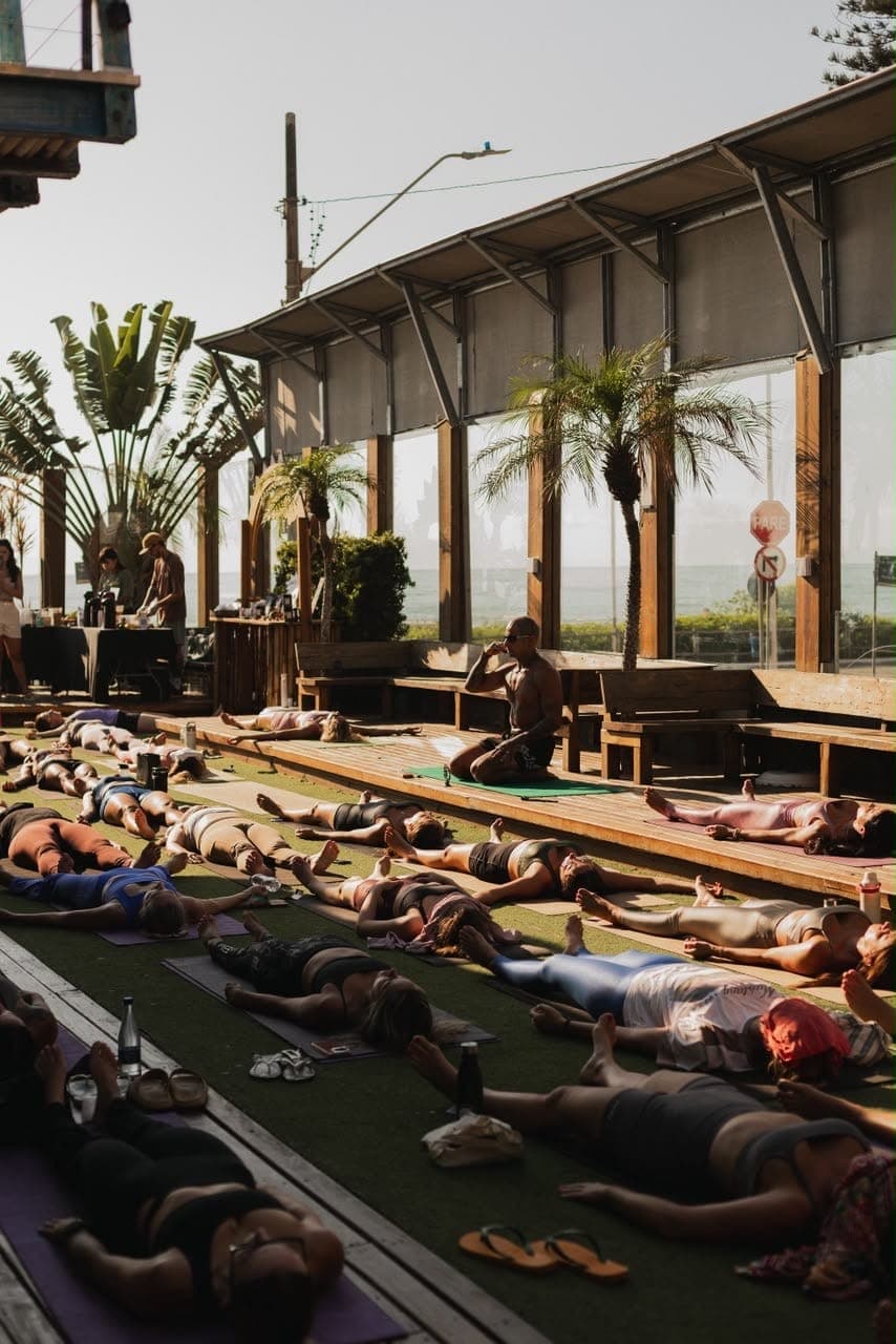Aula de yoga no estúdio com luz quente