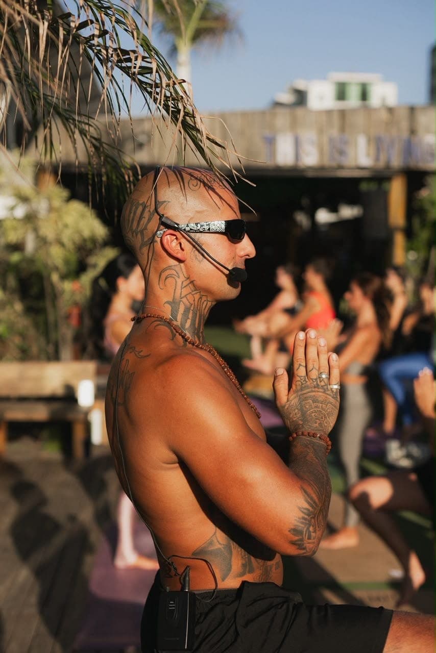 Murilo conduzindo a prática com a comunidade