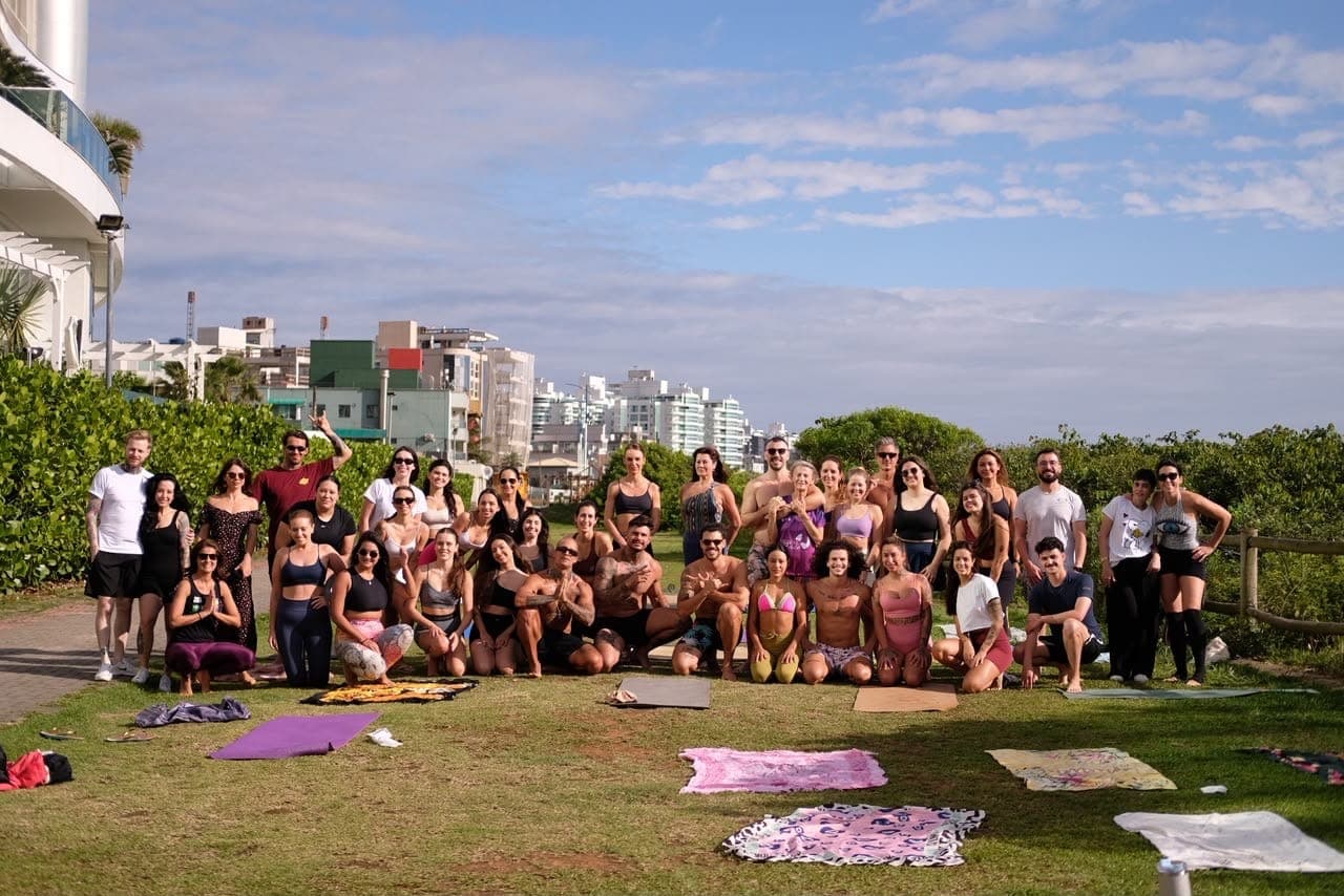 Grande grupo reunido no parque após a prática
