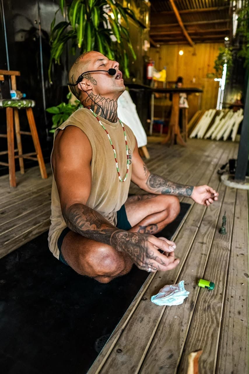 Murilo meditando no deck do estúdio