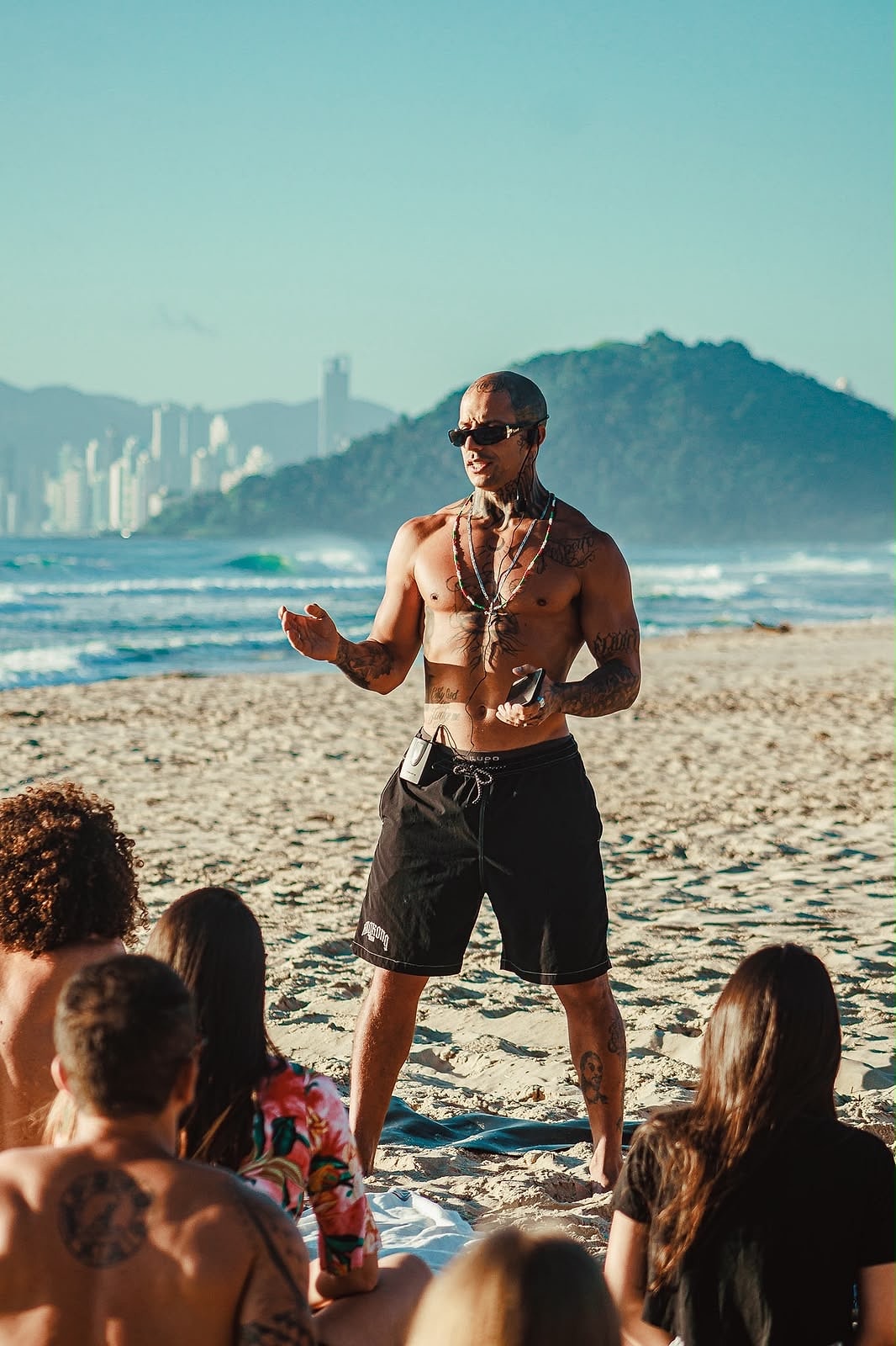 Murilo em saudação de frente para o mar